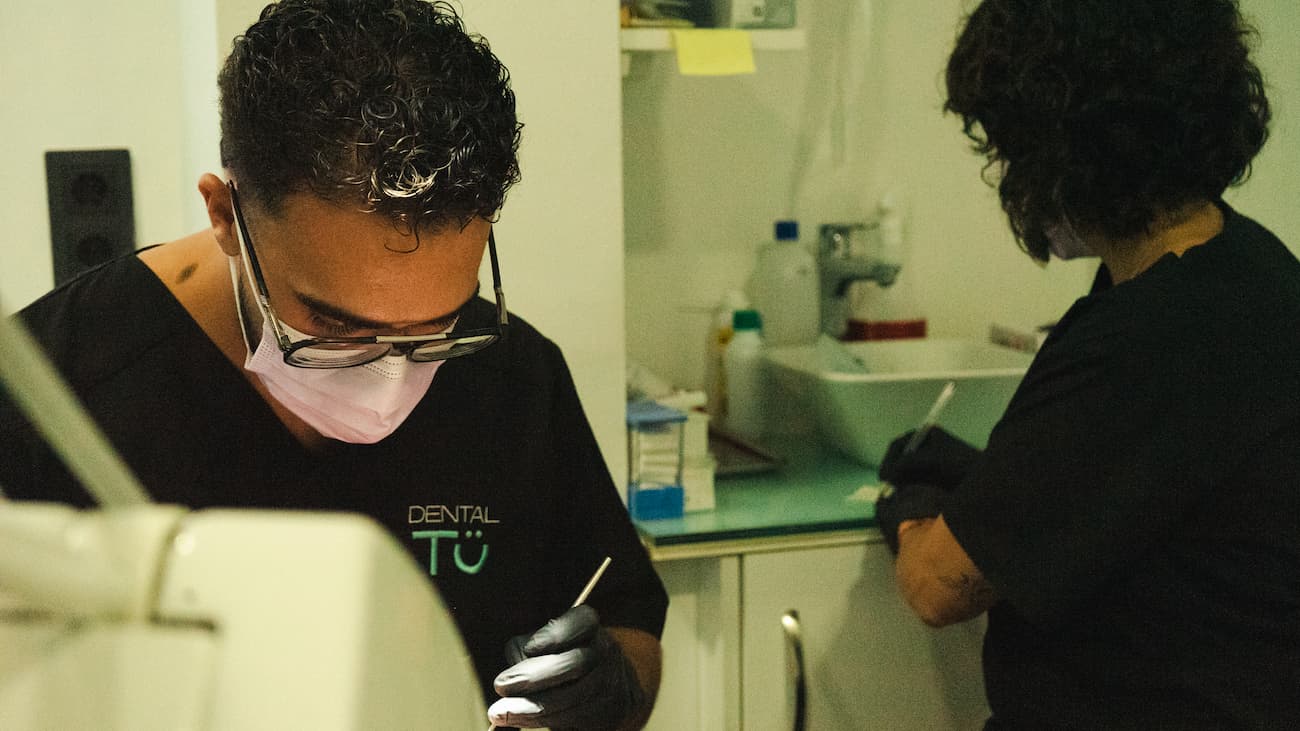 dentistas trabajando con un paciente